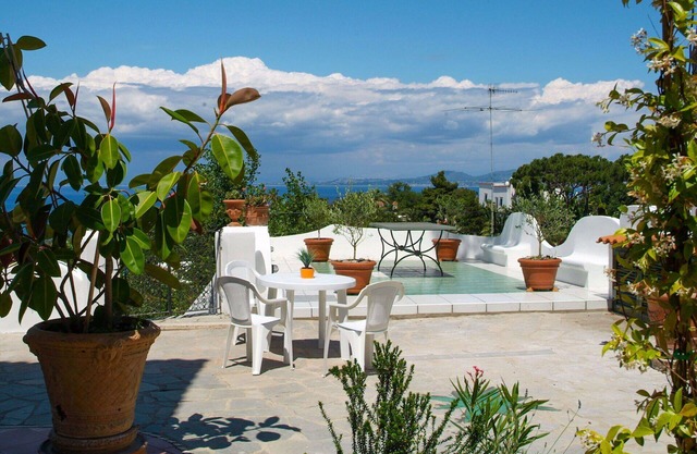 Lovely apartment in villa for 12 people with WIFI, TV, patio and parking