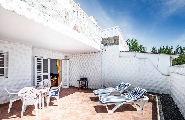 Lovely Apartment Close to the Beach with Terrace, Garden & Wi-Fi