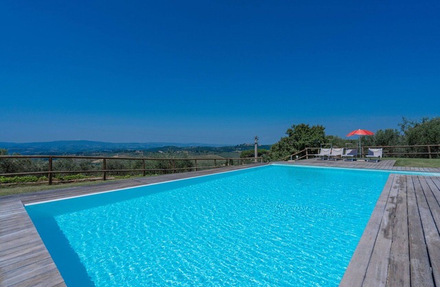 Lovely apartment for 6 people with A/C, pool, WIFI, TV and pets allowed, close to San Gimignano