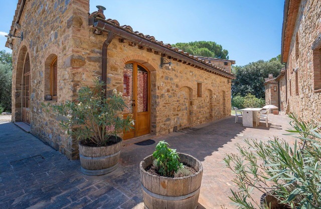 Lovely apartment for 4 people with pool, WIFI, A/C, TV and pets allowed, close to San Gimignano