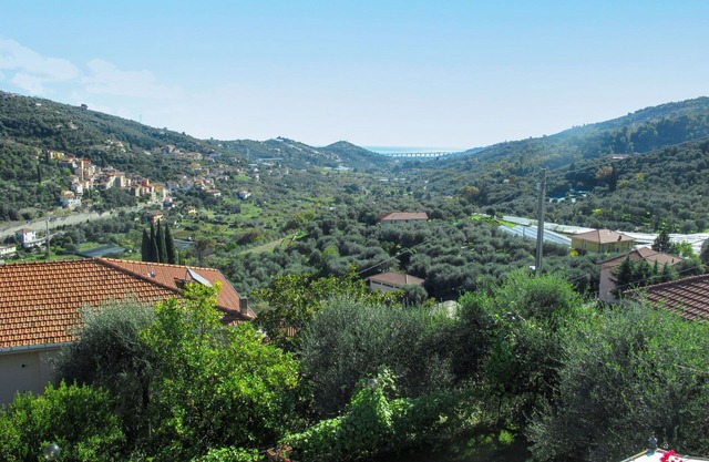 Lovely apartment for 10 people with WIFI, private pool, TV and patio