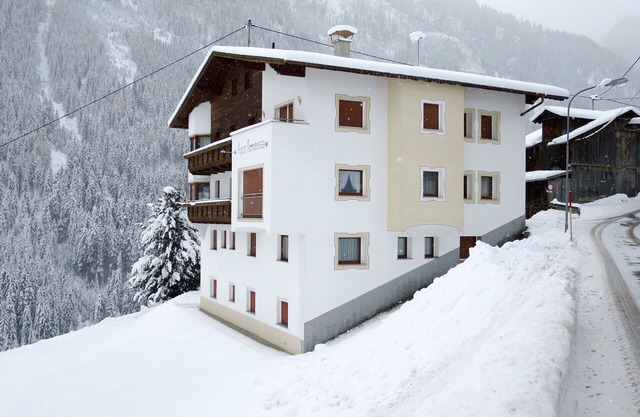 Lovely apartment for 20 people with WIFI, TV, balcony and parking