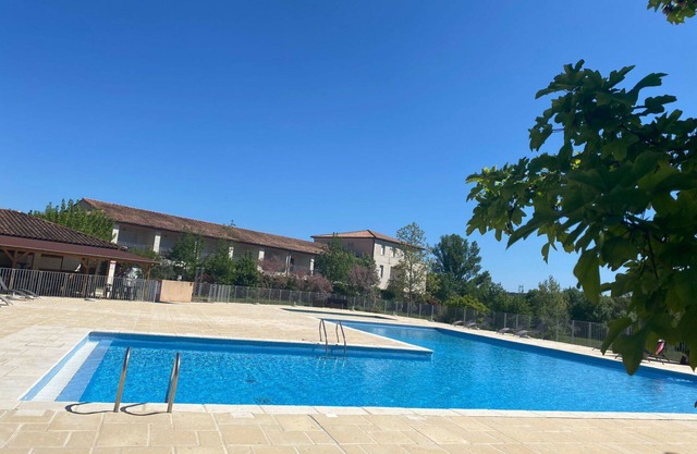 Lovely apartment for 4 people with pool, WIFI, TV, terrace, pets allowed and parking