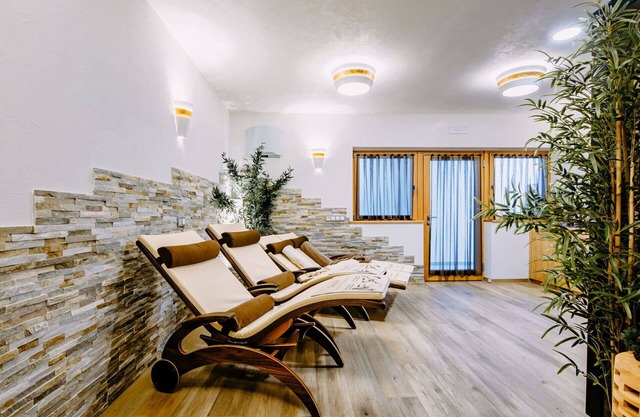 Lovely apartment for 14 guests with WIFI, TV, terrace and parking