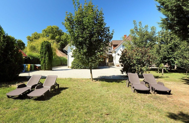 Lovely apartment for 15 people with WIFI, A/C, TV, patio, pets allowed and parking
