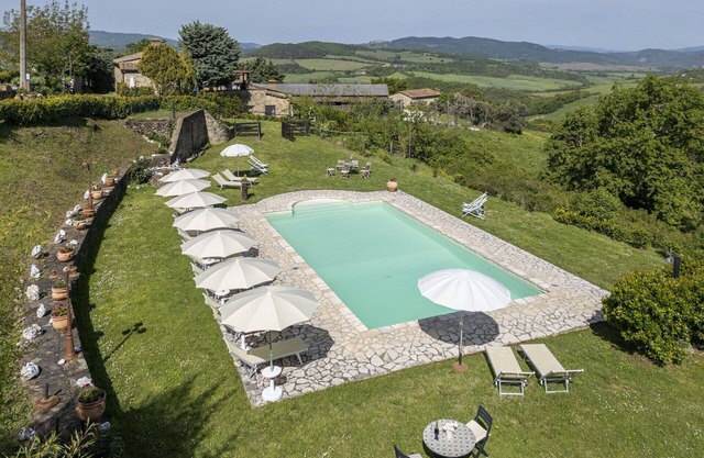 Lovely apartment in villa for 7 people with WIFI, pool
