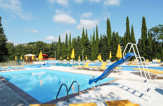 Lovely apartment in villa for 4 guests with WIFI, pool, TV, patio, pets allowed and parking