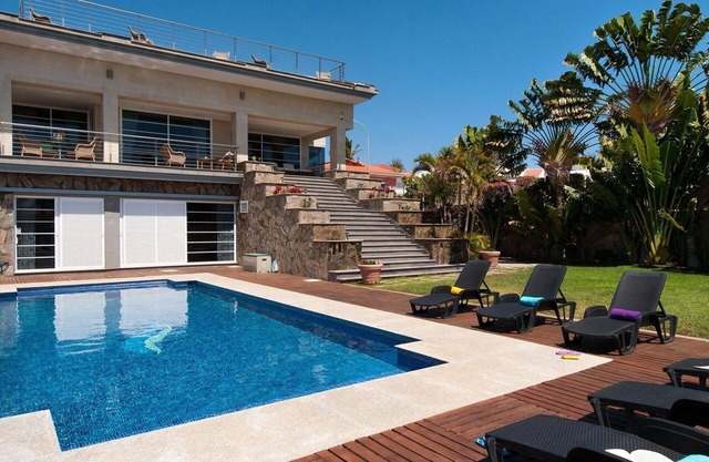 Lovely apartment in villa for 12 people with private pool, WIFI, TV and patio