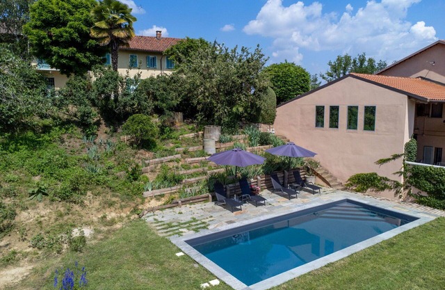 Lovely apartment in villa for 3 guests with pool, terrace and pets allowed