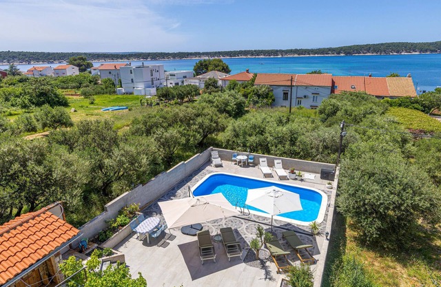 Lovely apartment in Rab with WiFi