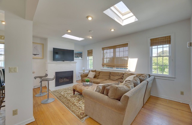 Lovely Apartment in Long Beach: 3 Blocks to Ocean!