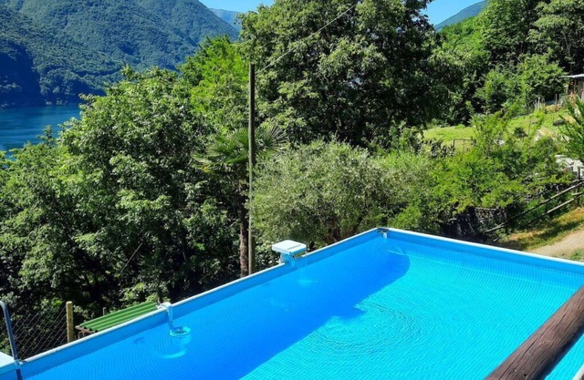 Lovely apartment in villa for 4 guests with WIFI, pool, TV, patio and pets allowed