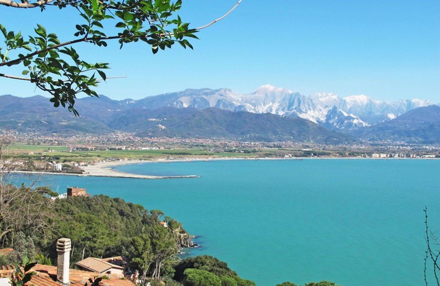 Lovely apartment in villa for 6 guests with WIFI, TV, terrace and pets allowed, close to La Spezia