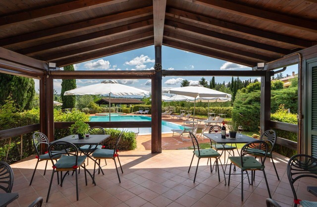 Lovely apartment with pool, A/C, WIFI, TV, terrace and panoramic view, close to San Gimignano