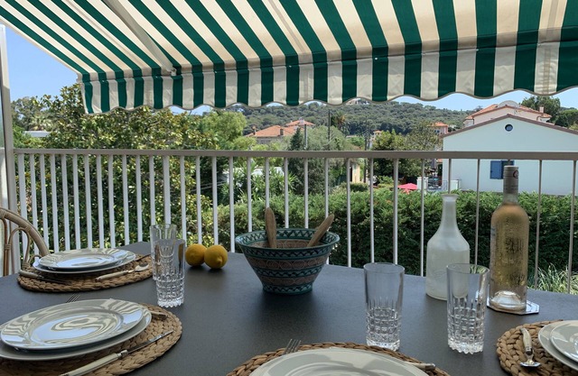 Lovely apartment with parking 200m from beaches and Cap d'Antibes.