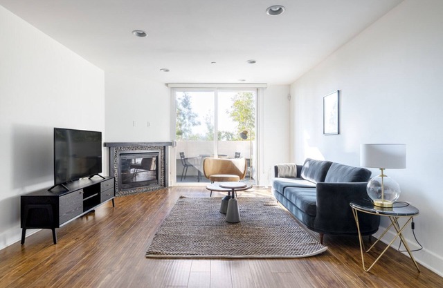 Lovely Brentwood 2BR w/Courtyard, walk to Shops + Dining, by Blueground