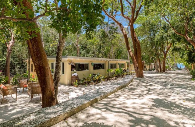 Lovely Bungalow w/Plenty Of Shade at Largo Resort