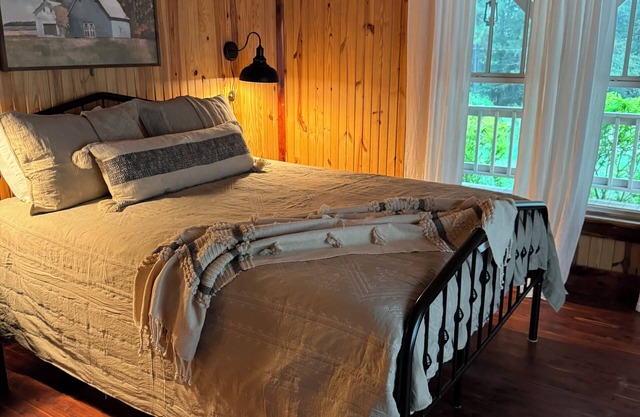 Lovely cabin with AC in charming ShelbyvillenClose to Lake Toledo Bend.