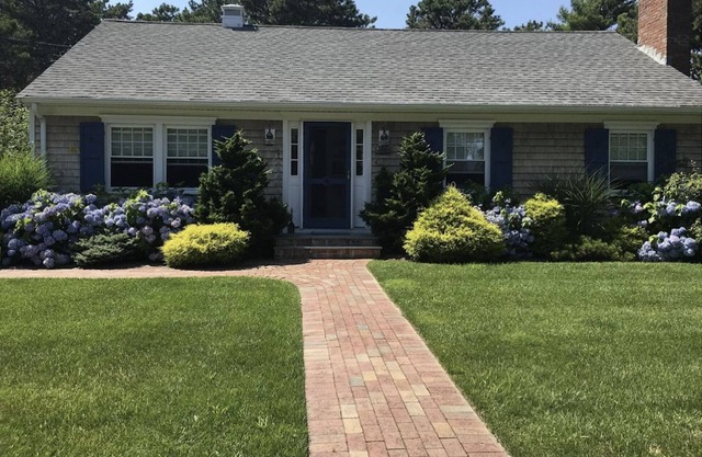 Lovely Cape Cottage Home < 1 mile to the beach!