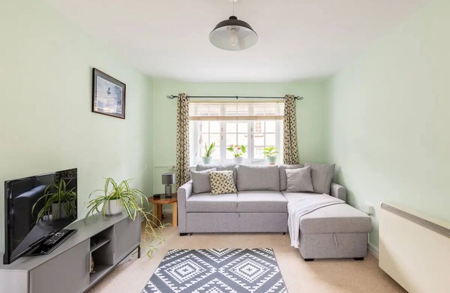Lovely Cotswolds 1 bed nr town centre yet mins from river and countryside walks