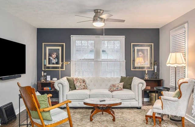 Lovely Cottage Spot, w/Hot tub, Near Downtown!