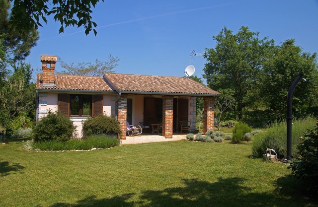 Lovely cottage with large pool in gorgeous, landscaped garden