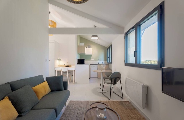 Lovely country T2 near town center!