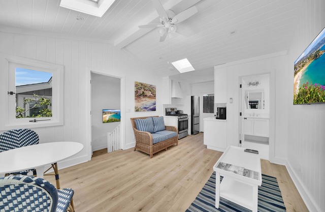 LOVELY DESIGNER COTTAGE! 3 MIN WALK TO THE BEACH AND HEISLER PARK!