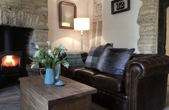 Lovely dog-friendly 2-bed cottage in Cotswold village with pub