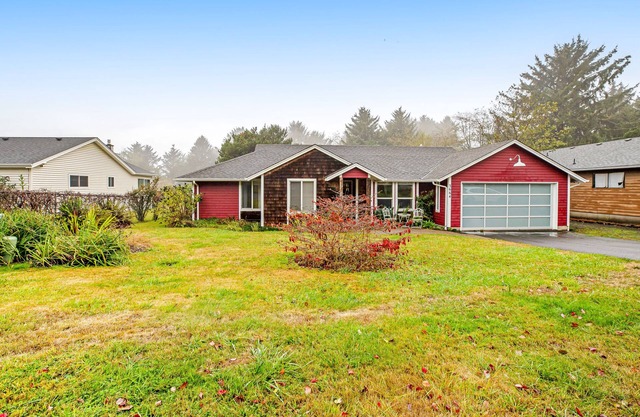 Lovely dog-friendly home with gourmet kitchen, firepit, & washer/dryer