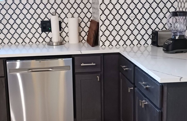 Lovely Historical Craftsman Home. Pet Friendly, Walk to the Park, Great Area