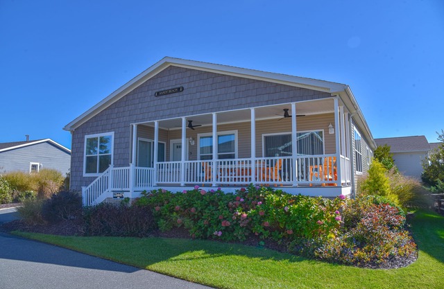 Lovely home, beach, family fun, pools pet friendly!