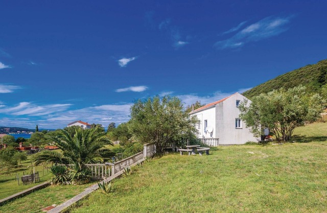 Lovely home in Supetarska Draga