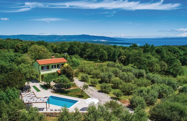 Lovely home in Peruski