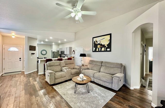 Lovely Home in Safe Quiet Neighborhood, 5 Miles from Downtown