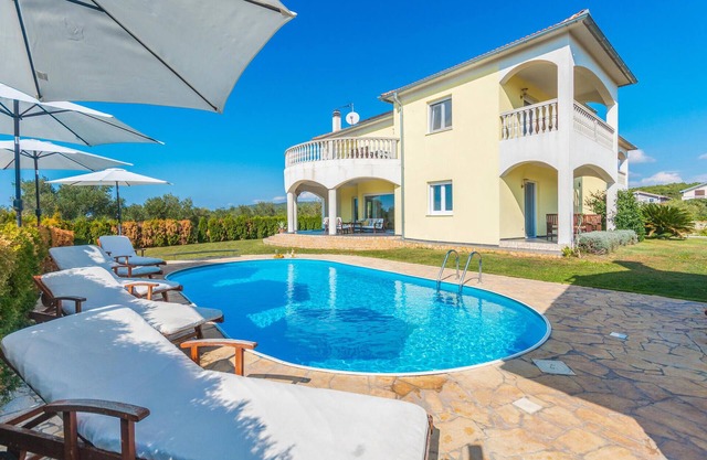 Lovely home in Turanj
