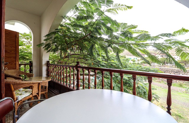 Lovely house views&garden 1