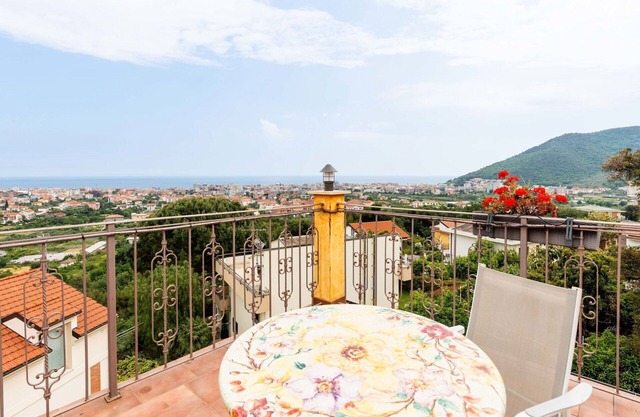 Lovely apartment in villa for 5 people with pool, WIFI, A/C, balcony and pets allowed