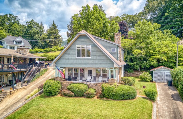 Lovely lakefront home with fireplace, pool, tennis, fast WiFi, & washer/dryer