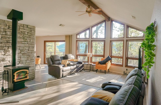 Lovely mountain home w/large deck and forest view