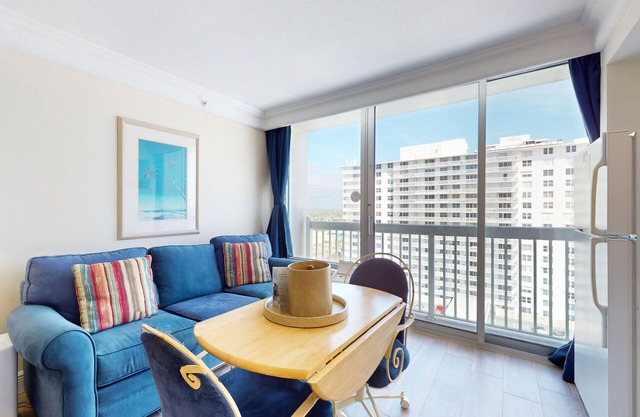 Lovely ocean-view suite with gym & high-speed WiFi