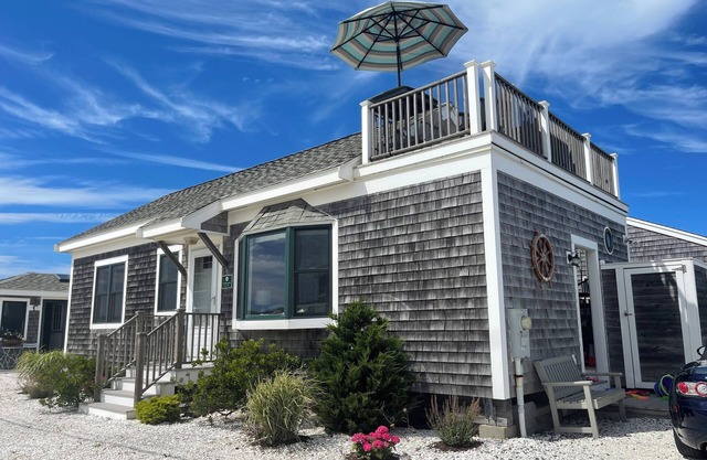 Lovely Oceanview 2 Bed 2 Bath with sleeper sofa, outdoor shower & rooftop deck!