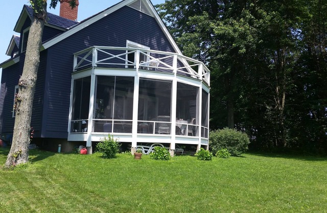 Lovely, private 2 bdrm-2bath on 10 acres with lake view