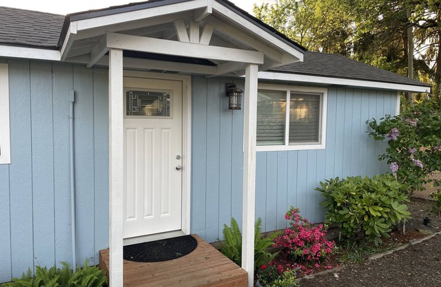 Lovely private guest suite w/hot tub/grill/kitchenette