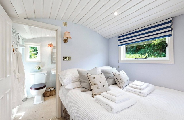 Lovely shepherd’s hut with stunning views set in beautiful grounds/countryside.