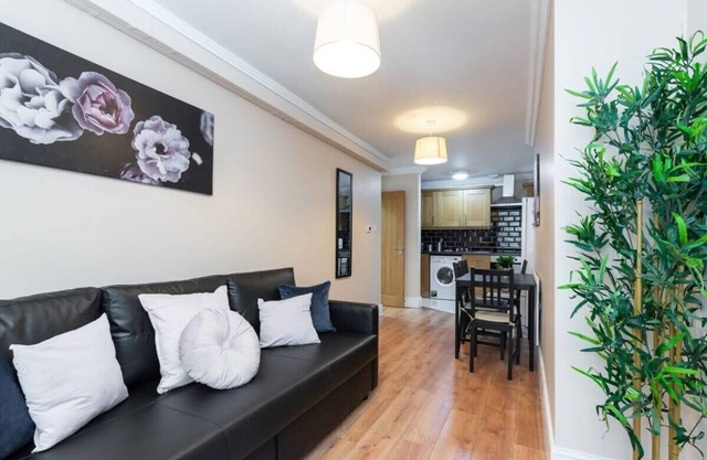 Lovely Spacious Apartment Right in City Centre!