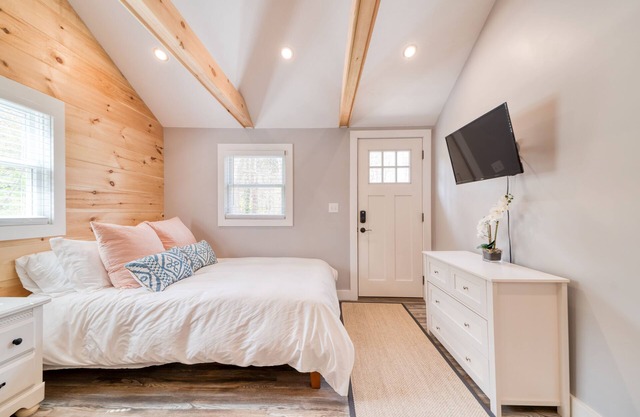 Lovely Studio with Full Kitchen + Private Deck!