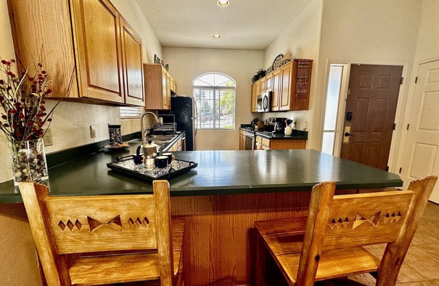 Lovely SW 1 Bdrm Villa w/gorgeous Mt View. Great golfing and hiking!