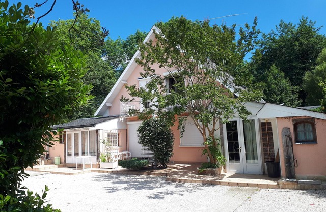Lovely T3 in the greenery with terrace and pkg, 5 minutes from Tarbes center