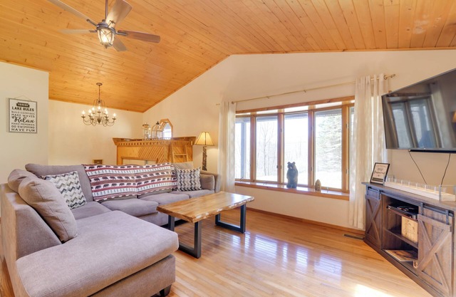 Lovely Terra Alta Cabin < 1 Mi to Alpine Lake